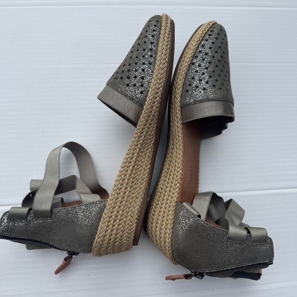 GENTLE SOULS by Kenneth Cole
Noa-Beth Wedge Espadrilles Metallic Gray size 8 - Picture 7 of 11